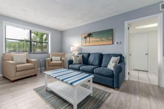 Friendly Native Retreat 2BD 1BR Walk to Beach - St Pete Beach - 9