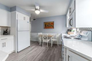 Friendly Native Retreat 2BD 1BR Walk to Beach - St Pete Beach - 7