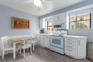 Friendly Native Retreat 2BD 1BR Walk to Beach - St Pete Beach - 4