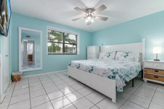Friendly Native Retreat 2BD 1BR Walk to Beach - St Pete Beach - 3