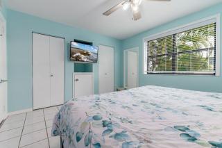 Friendly Native Retreat 2BD 1BR Walk to Beach - St Pete Beach - 1