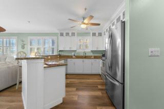 Sea Side 102 Beachfront Sleeps 8 - Clearwater Beach - 3