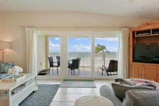 Sea Side 202 Beachfront Serenity 3BD 2BA Sleeps 8 - Clearwater Beach - 9