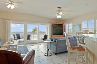 Sea Side 202 Beachfront Serenity 3BD 2BA Sleeps 8 - Clearwater Beach - 7