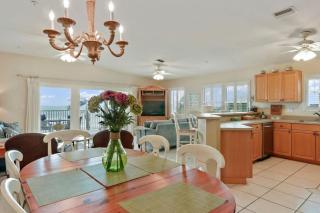 Sea Side 202 Beachfront Serenity 3BD 2BA Sleeps 8 - Clearwater Beach - 2