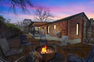 Alcove: Steps to Main St-High End Home w/Hot-tub! - Fredericksburg - 9