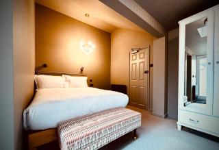 ROOMS AT THE QUAYSIDE - stylish en-suite rooms on Poole Quay all fully refurbed - 4