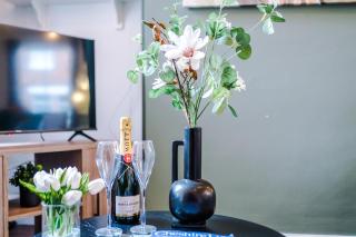 NEW! Stunning 2-Bed City-Centre Home in Chester by 53 Degrees Property - Ideal for Couples & Groups - Sleeps 6! - 6