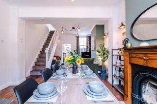 NEW! Stunning 2-Bed City-Centre Home in Chester by 53 Degrees Property - Ideal for Couples & Groups - Sleeps 6! - 2