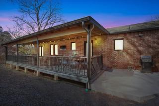 Alcove: Steps to Main St-High End Home w/Hot-tub! - Fredericksburg - 7