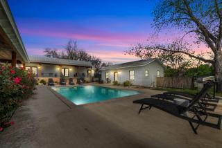 Schubert Inn Suite-B with Pool & Grill - Walk to Main - Fredericksburg - 9