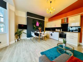 Central 2 Bedroom Flat Next To Brighton Beach & Churchill Square - 1