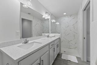 Bright & Spacious 3BR Close to Beaches - 4