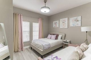Modern 4 BR Townhouse near Disney - 2