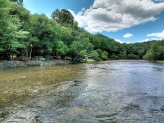 Riveredge Escape Cabin-Flowing Waterfront-Hot Tub-Pools-Xbox-Pickleball - Ellijay - 8