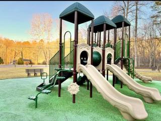Riveredge Escape Cabin-Flowing Waterfront-Hot Tub-Pools-Xbox-Pickleball - Ellijay - 5