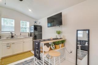 Updated Galveston Studio with Deck - 1 Mi to Beach! - Galveston - 1