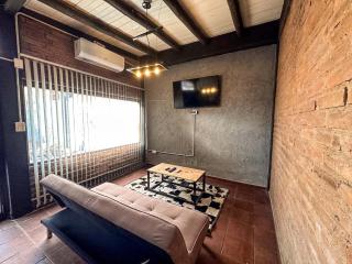 Casa Céntrica Ideal Familias Estacionamiento para 3 vehículos Ubicación Premium - 0