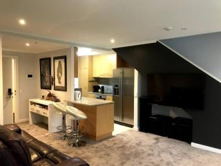 Glenelg BEACH & Park views -wifi parking - 7