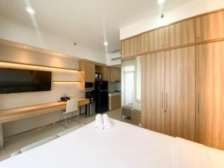 Good Deal and Elegant Studio Vasanta Innopark Apartment By Travelio - Bekasi - 6
