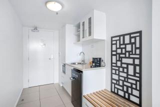 Cairns Central Getaway - A Sleek City Studio - 3