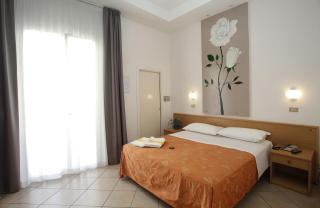 Hotel Villa dei Fiori - sul mare con piscina - Rimini - 9