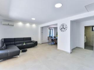 Holiday home with private pool and spa - Bibinje - 2