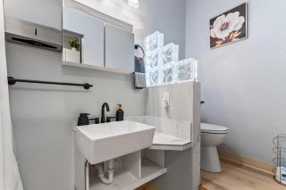 Stylish Studio Suite Near Downtown - 5