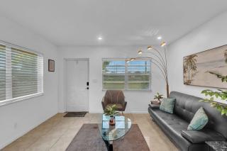 2 Bedroom House Minutes From Beach And Casino Db1 - Dania Beach - 8