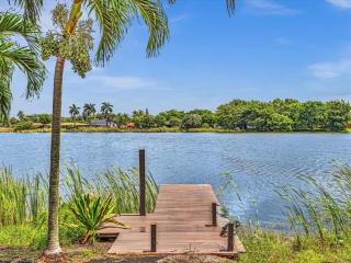 Charming 2BR Lakefront Cottage in Davie near Beach - 9