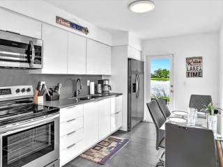 2br Lakeside Getaway - Peaceful Waterfront Stay - Davie - 4