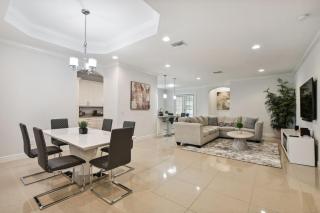 Lux 4BR Tampa Retreat - Mins Walk to RJ Stadium - 4