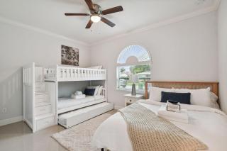 Lux 4BR Tampa Retreat - Mins Walk to RJ Stadium - 1