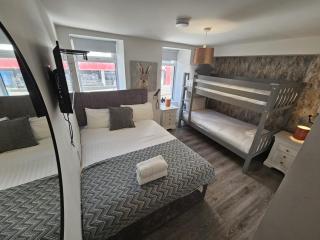 Stylish City Centre Hideaway & Private Hot Tub - Galway - 6