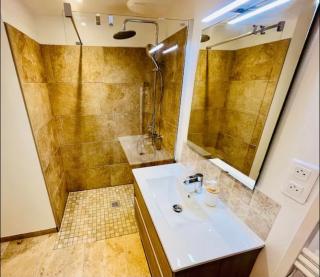 Pieds dans l'eau, sur une plage - 7