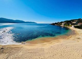 Pieds dans l'eau, sur une plage - Casaglione - 5