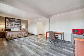 Super 8 by Wyndham Millbury/Toledo - 5