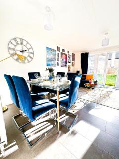 Optimal Luxury Stay For Contractors and Large Groups 3 Bedroom 2 Bath - Sleep Unto 9 Guests- 5 Mins Drive To The City Centre Pets Allowed -- Free Parking Onsite - Birmingham - 7