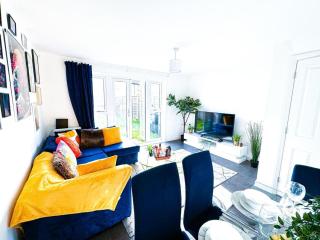 Optimal Luxury Stay For Contractors and Large Groups 3 Bedroom 2 Bath - Sleep Unto 9 Guests- 5 Mins Drive To The City Centre Pets Allowed -- Free Parking Onsite - Birmingham - 4
