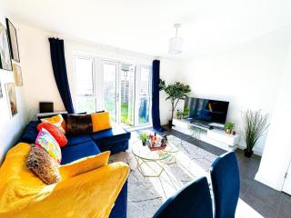 Optimal Luxury Stay For Contractors and Large Groups 3 Bedroom 2 Bath - Sleep Unto 9 Guests- 5 Mins Drive To The City Centre Pets Allowed -- Free Parking Onsite - Birmingham - 3