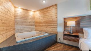 Lakeside Bliss 1BR Enchanting Master Suite - 7