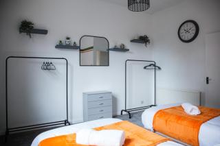 Spacious 2-Bedroom Flat with 4 Beds, Ideal for Contractors, Long Stay Deals - 4