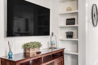 Baby Blue Cottage Downtown Hot Tub BBQ Fire Pit - 2