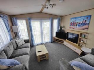 Premium Holiday Home in The New Forest at Hoburne Bashley - Leisure Passes Available to Purchase - New Milton - 4