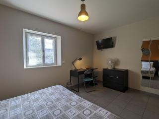 Chambre PMR avec Salle d'Eau Privative, Grande Lit, et Petit-Déjeuner Inclus in Neuvy-Saint-Sépulchre - FR-1-591-608 - 6