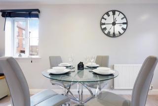 Stylish Apartment - Close to the City Centre - Free Parking, Fast Wi-Fi and Smart TV with Netflix by Yoko Property - Aylesbury - 3