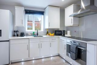 Stylish Apartment - Close to the City Centre - Free Parking, Fast Wi-Fi and Smart TV with Netflix by Yoko Property - Aylesbury - 1