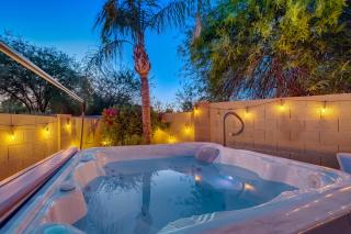 Kiva Cove Pool & Sun Loungers on the Patio - 9