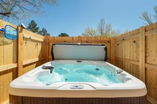 Rainbow Road Hot Tub Pikes Peak Views Pac Man - 7
