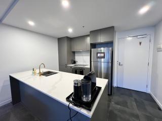 Midnight Luxe 2BR 2Bath 2Car 528 in the heart of Braddon Pool Sauna Gym Secure Parking Wifi Wine - Canberra - 8